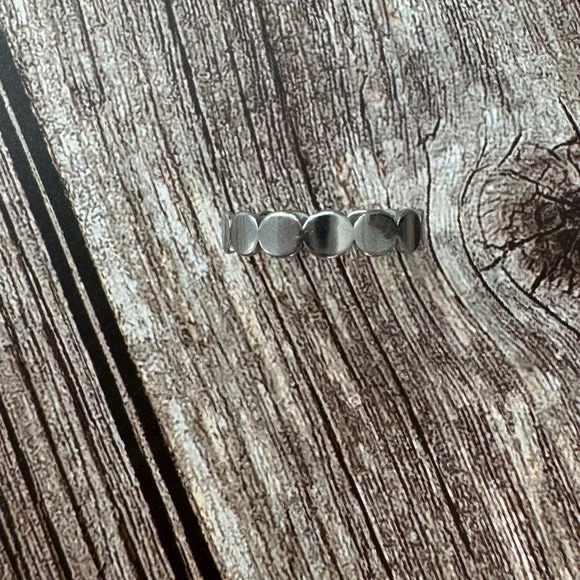 Stepping Stone Pattern Ring - Picture 1 of 2